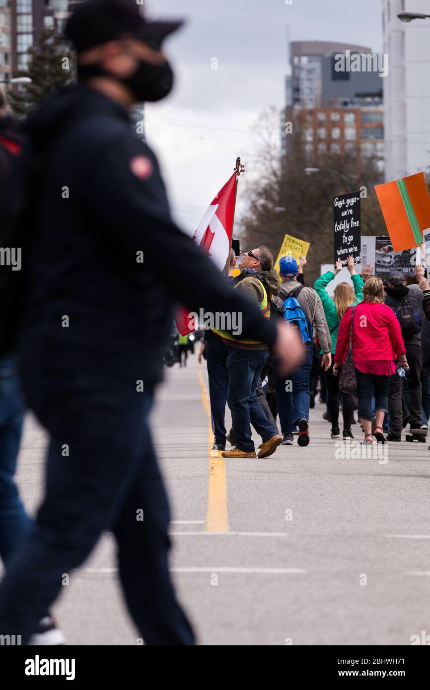 DOWNTOWN VANCOUVER, BC, KANADA - APR 26, 2020: Anti-Lockdown-Demonstranten marschieren in Trotz der Regierung verhängte Quarantäne-Maßnahmen, die ergriffen werden, um zu verlangsamen Stockfoto