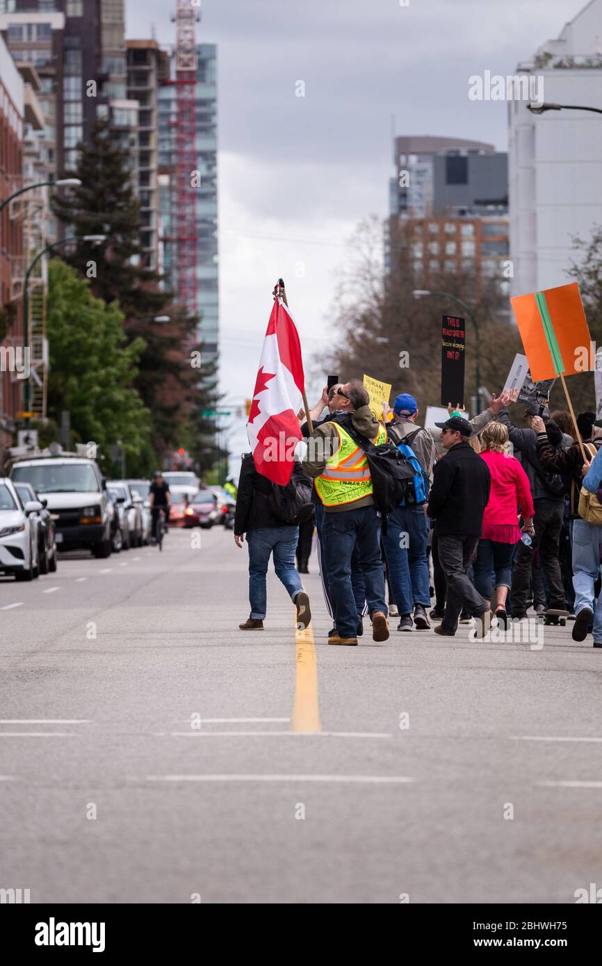 DOWNTOWN VANCOUVER, BC, KANADA - APR 26, 2020: Anti-Lockdown-Demonstranten marschieren in Trotz der Regierung verhängte Quarantäne-Maßnahmen, die ergriffen werden, um zu verlangsamen Stockfoto