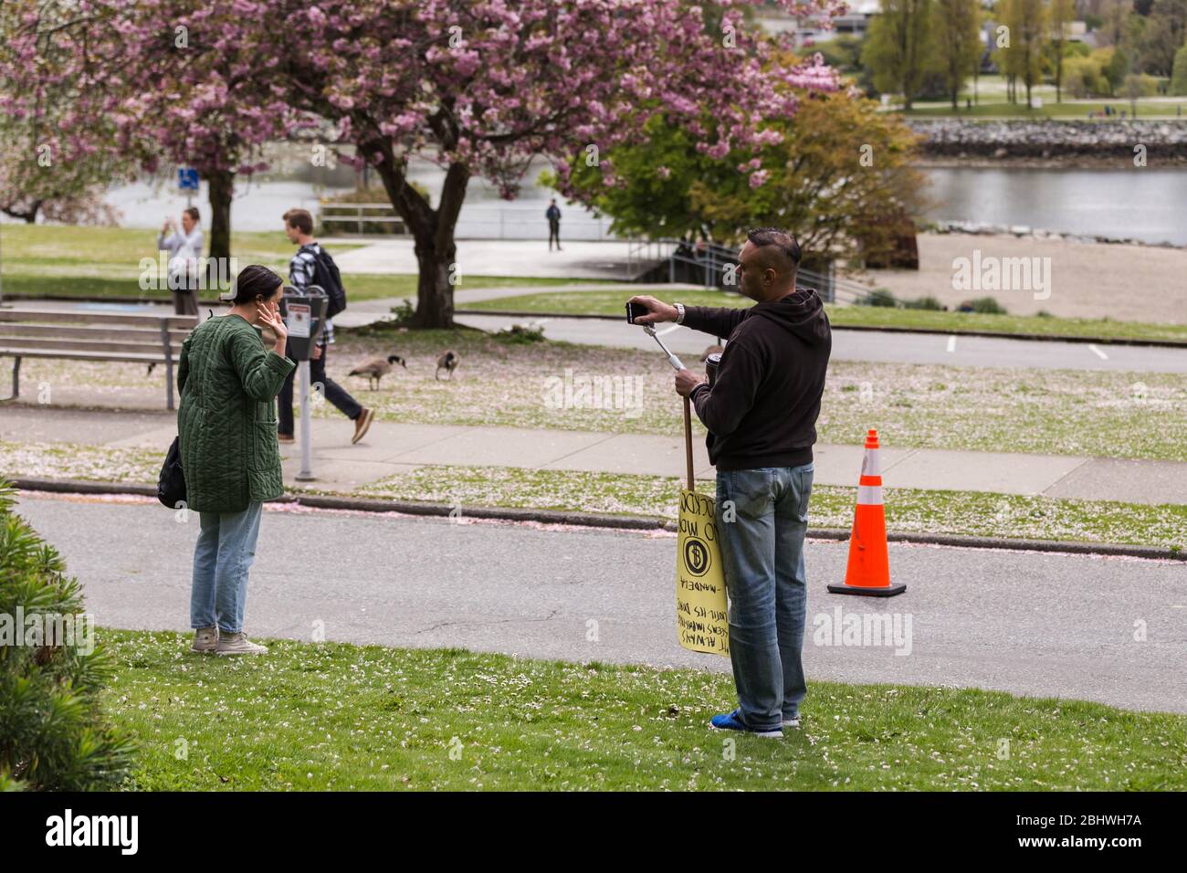 DOWNTOWN VANCOUVER, BC, KANADA - APR 26, 2020: Anti-Lockdown-Demonstranten marschieren in Trotz der Regierung verhängte Quarantäne-Maßnahmen, die ergriffen werden, um zu verlangsamen Stockfoto