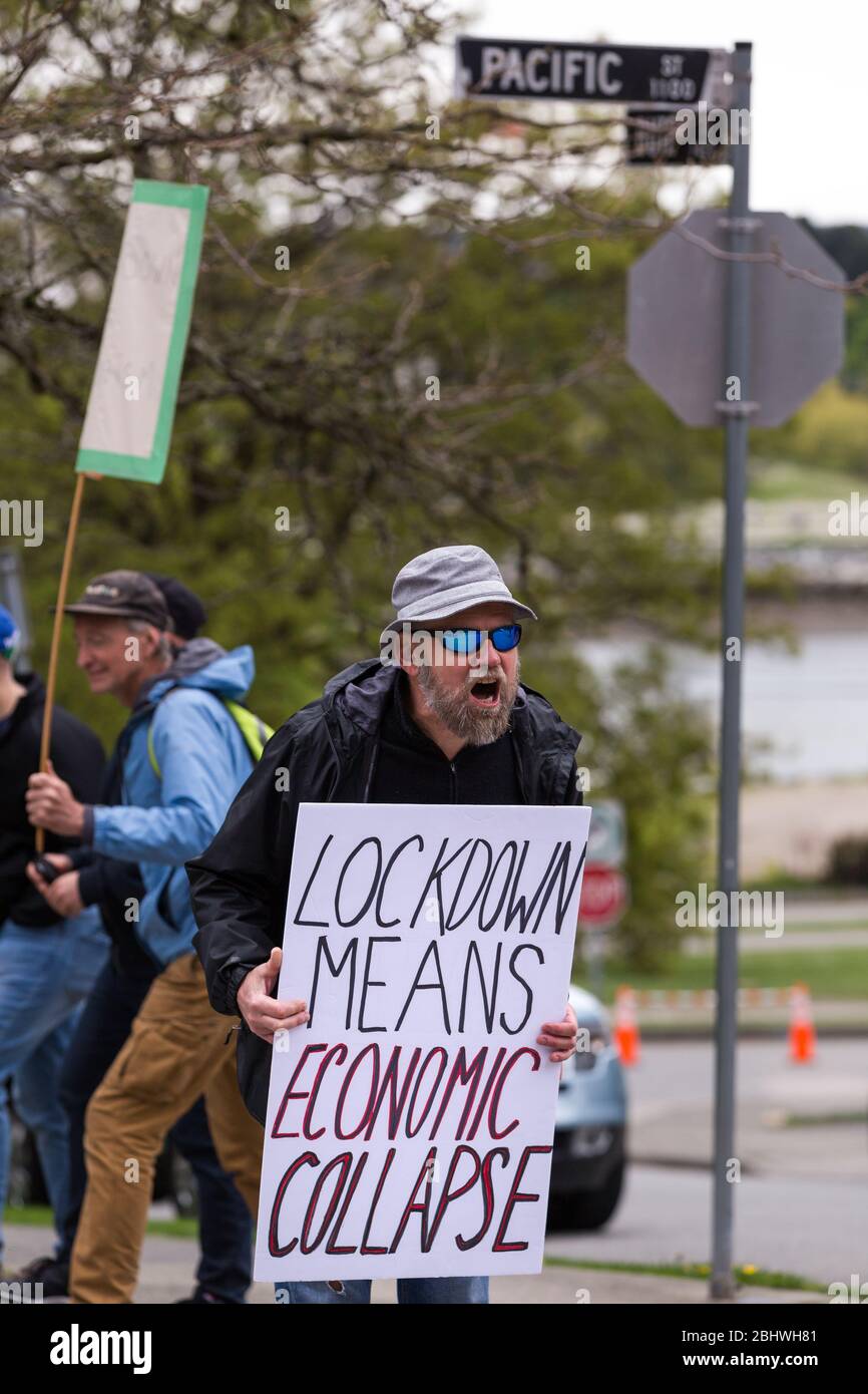 DOWNTOWN VANCOUVER, BC, KANADA - APR 26, 2020: Anti-Lockdown-Demonstranten marschieren in Trotz der Regierung verhängte Quarantäne-Maßnahmen, die ergriffen werden, um zu verlangsamen Stockfoto