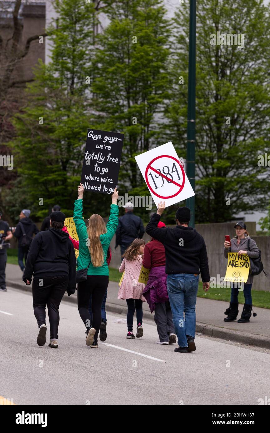 DOWNTOWN VANCOUVER, BC, KANADA - APR 26, 2020: Anti-Lockdown-Demonstranten marschieren in Trotz der Regierung verhängte Quarantäne-Maßnahmen, die ergriffen werden, um zu verlangsamen Stockfoto