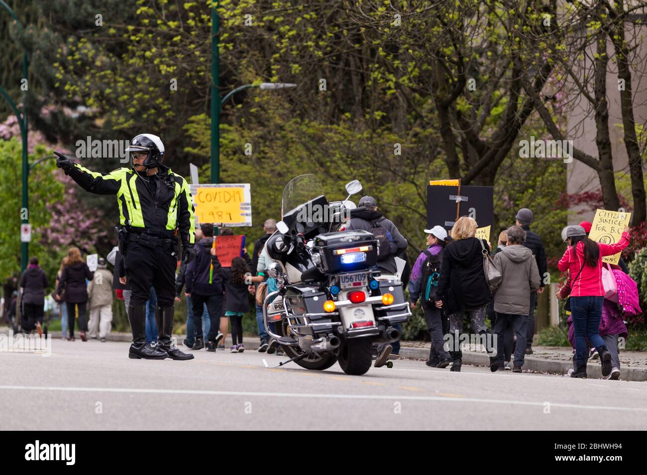 DOWNTOWN VANCOUVER, BC, KANADA - APR 26, 2020: Anti-Lockdown-Demonstranten marschieren in Trotz der Regierung verhängte Quarantäne-Maßnahmen, die ergriffen werden, um zu verlangsamen Stockfoto