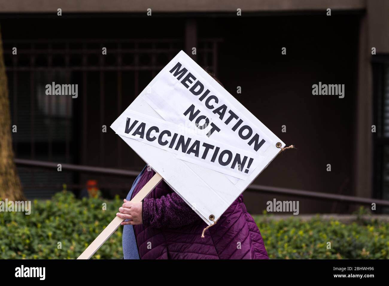 DOWNTOWN VANCOUVER, BC, KANADA - APR 26, 2020: Anti-Lockdown-Demonstranten marschieren in Trotz der Regierung verhängte Quarantäne-Maßnahmen, die ergriffen werden, um zu verlangsamen Stockfoto