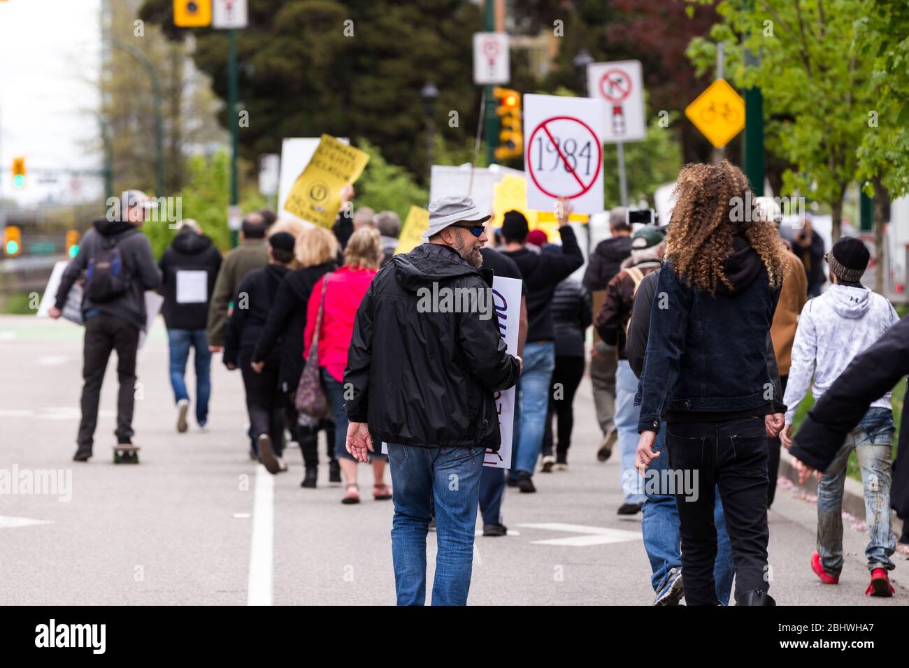 DOWNTOWN VANCOUVER, BC, KANADA - APR 26, 2020: Anti-Lockdown-Demonstranten marschieren in Trotz der Regierung verhängte Quarantäne-Maßnahmen, die ergriffen werden, um zu verlangsamen Stockfoto