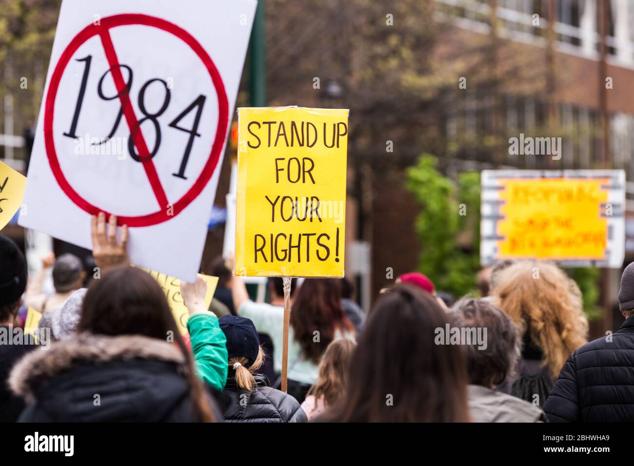 DOWNTOWN VANCOUVER, BC, KANADA - APR 26, 2020: Anti-Lockdown-Demonstranten marschieren in Trotz der Regierung verhängte Quarantäne-Maßnahmen, die ergriffen werden, um zu verlangsamen Stockfoto