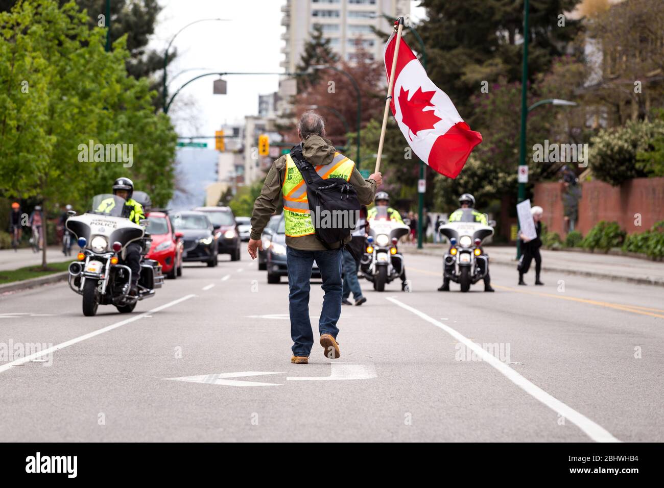 DOWNTOWN VANCOUVER, BC, KANADA - APR 26, 2020: Anti-Lockdown-Demonstranten marschieren in Trotz der Regierung verhängte Quarantäne-Maßnahmen, die ergriffen werden, um zu verlangsamen Stockfoto