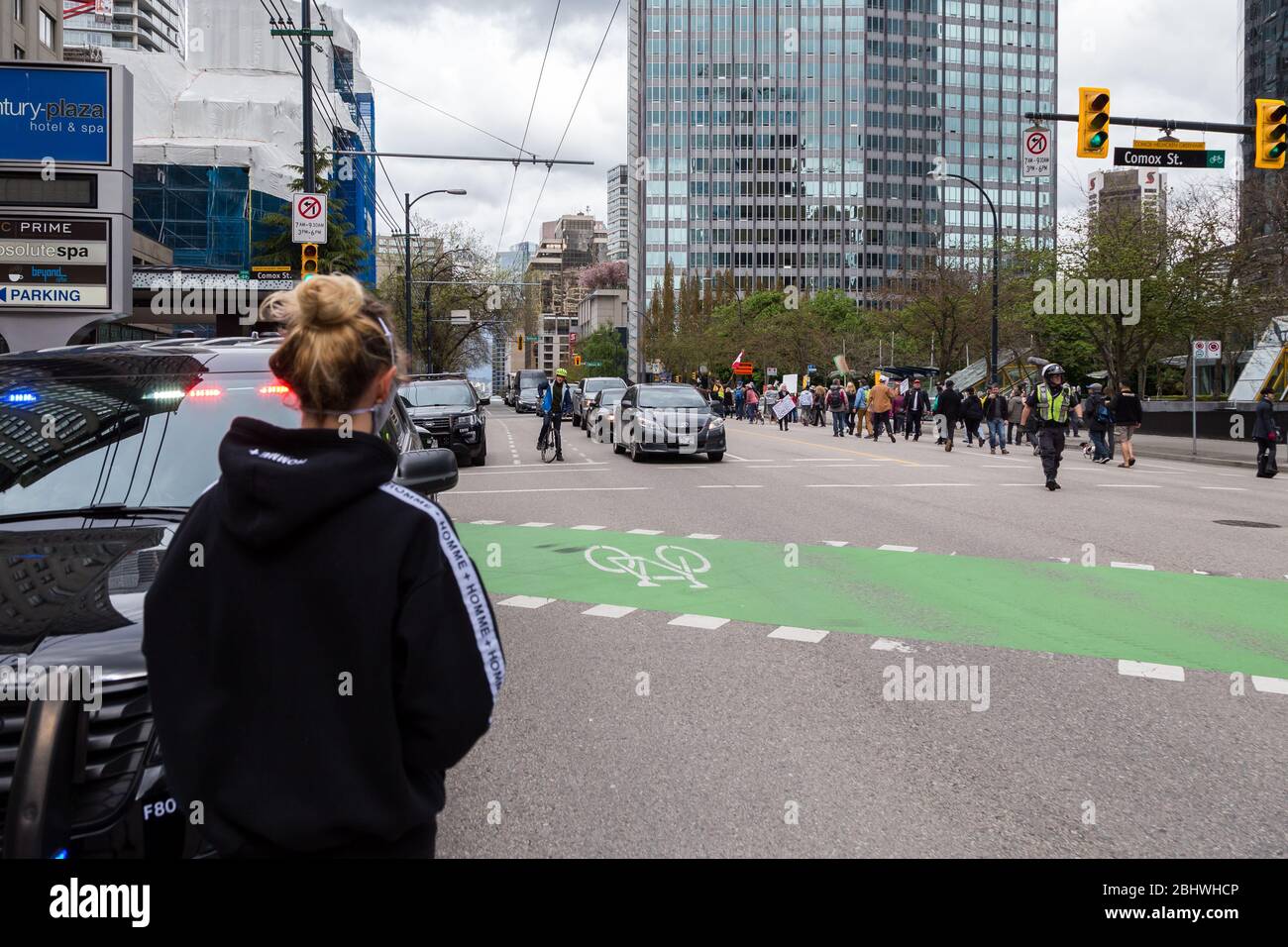 DOWNTOWN VANCOUVER, BC, KANADA - APR 26, 2020: Anti-Lockdown-Demonstranten marschieren in Trotz der Regierung verhängte Quarantäne-Maßnahmen, die ergriffen werden, um zu verlangsamen Stockfoto