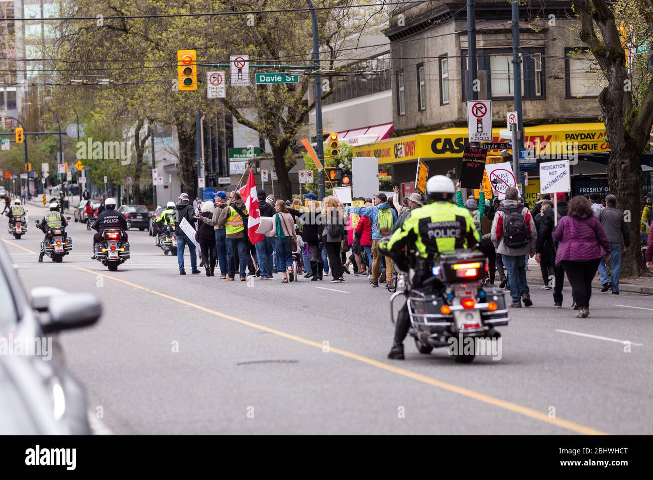 DOWNTOWN VANCOUVER, BC, KANADA - APR 26, 2020: Anti-Lockdown-Demonstranten marschieren in Trotz der Regierung verhängte Quarantäne-Maßnahmen, die ergriffen werden, um zu verlangsamen Stockfoto