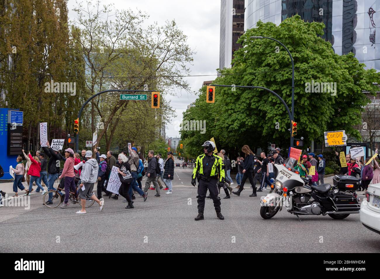 DOWNTOWN VANCOUVER, BC, KANADA - APR 26, 2020: Anti-Lockdown-Demonstranten marschieren in Trotz der Regierung verhängte Quarantäne-Maßnahmen, die ergriffen werden, um zu verlangsamen Stockfoto