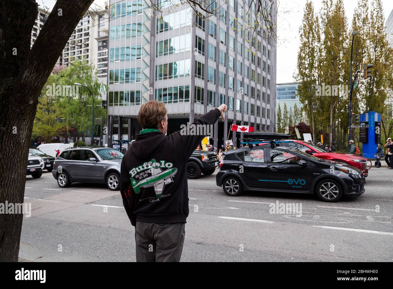 DOWNTOWN VANCOUVER, BC, KANADA - APR 26, 2020: Anti-Lockdown-Demonstranten marschieren in Trotz der Regierung verhängte Quarantäne-Maßnahmen, die ergriffen werden, um zu verlangsamen Stockfoto