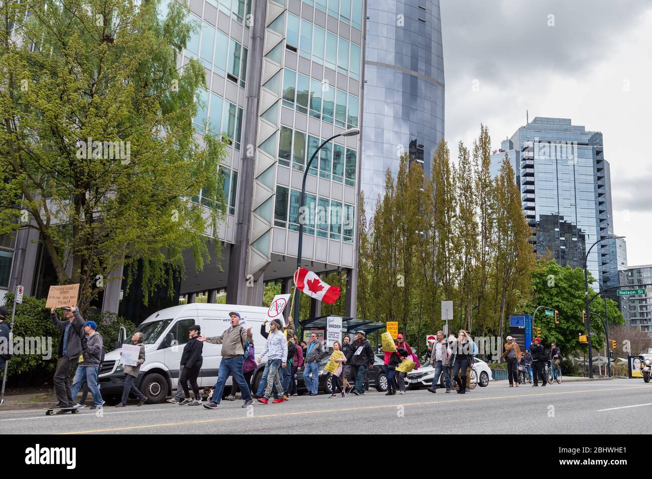 DOWNTOWN VANCOUVER, BC, KANADA - APR 26, 2020: Anti-Lockdown-Demonstranten marschieren in Trotz der Regierung verhängte Quarantäne-Maßnahmen, die ergriffen werden, um zu verlangsamen Stockfoto