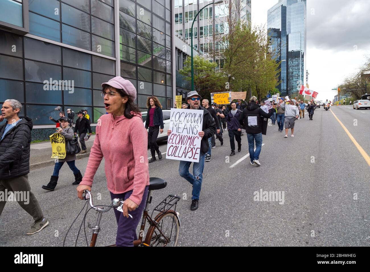 DOWNTOWN VANCOUVER, BC, KANADA - APR 26, 2020: Anti-Lockdown-Demonstranten marschieren in Trotz der Regierung verhängte Quarantäne-Maßnahmen, die ergriffen werden, um zu verlangsamen Stockfoto
