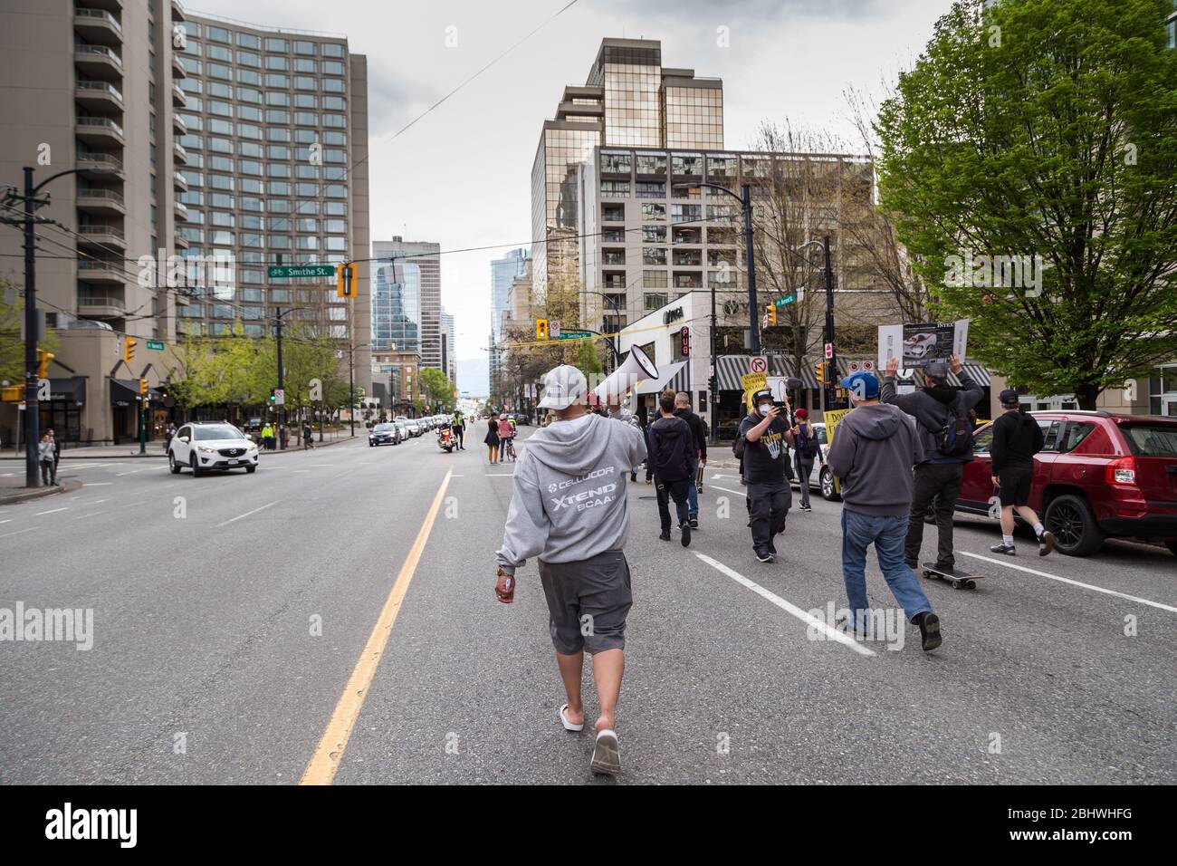DOWNTOWN VANCOUVER, BC, KANADA - APR 26, 2020: Anti-Lockdown-Demonstranten marschieren in Trotz der Regierung verhängte Quarantäne-Maßnahmen, die ergriffen werden, um zu verlangsamen Stockfoto