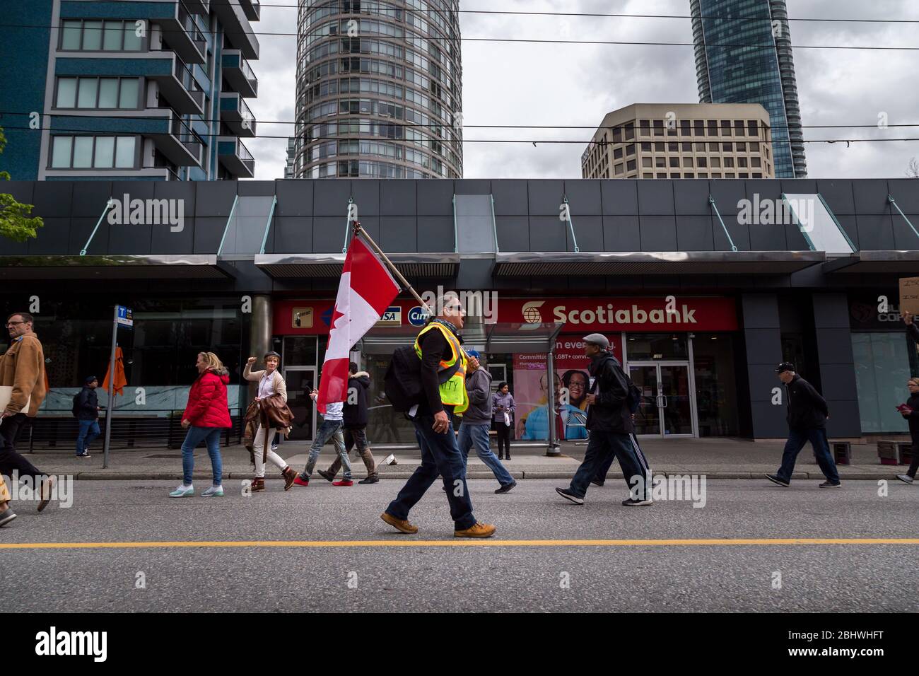 DOWNTOWN VANCOUVER, BC, KANADA - APR 26, 2020: Anti-Lockdown-Demonstranten marschieren in Trotz der Regierung verhängte Quarantäne-Maßnahmen, die ergriffen werden, um zu verlangsamen Stockfoto