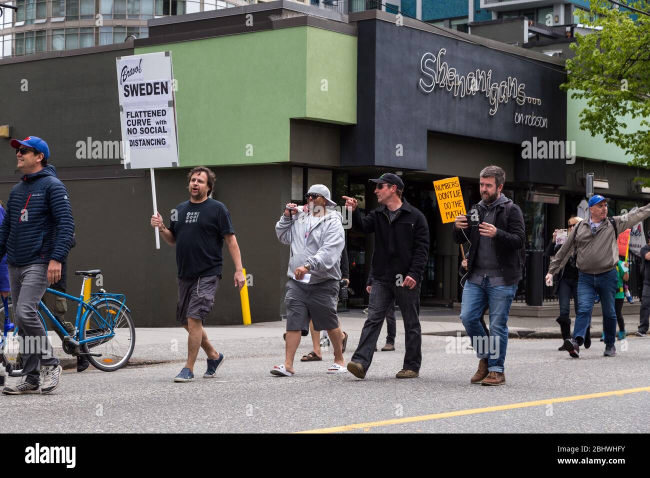DOWNTOWN VANCOUVER, BC, KANADA - APR 26, 2020: Anti-Lockdown-Demonstranten marschieren in Trotz der Regierung verhängte Quarantäne-Maßnahmen, die ergriffen werden, um zu verlangsamen Stockfoto
