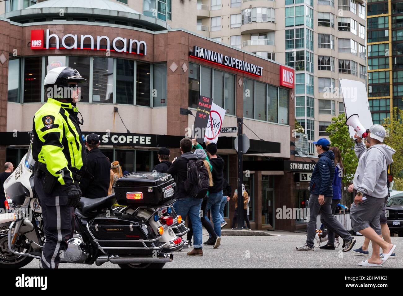 DOWNTOWN VANCOUVER, BC, KANADA - APR 26, 2020: Anti-Lockdown-Demonstranten marschieren in Trotz der Regierung verhängte Quarantäne-Maßnahmen, die ergriffen werden, um zu verlangsamen Stockfoto