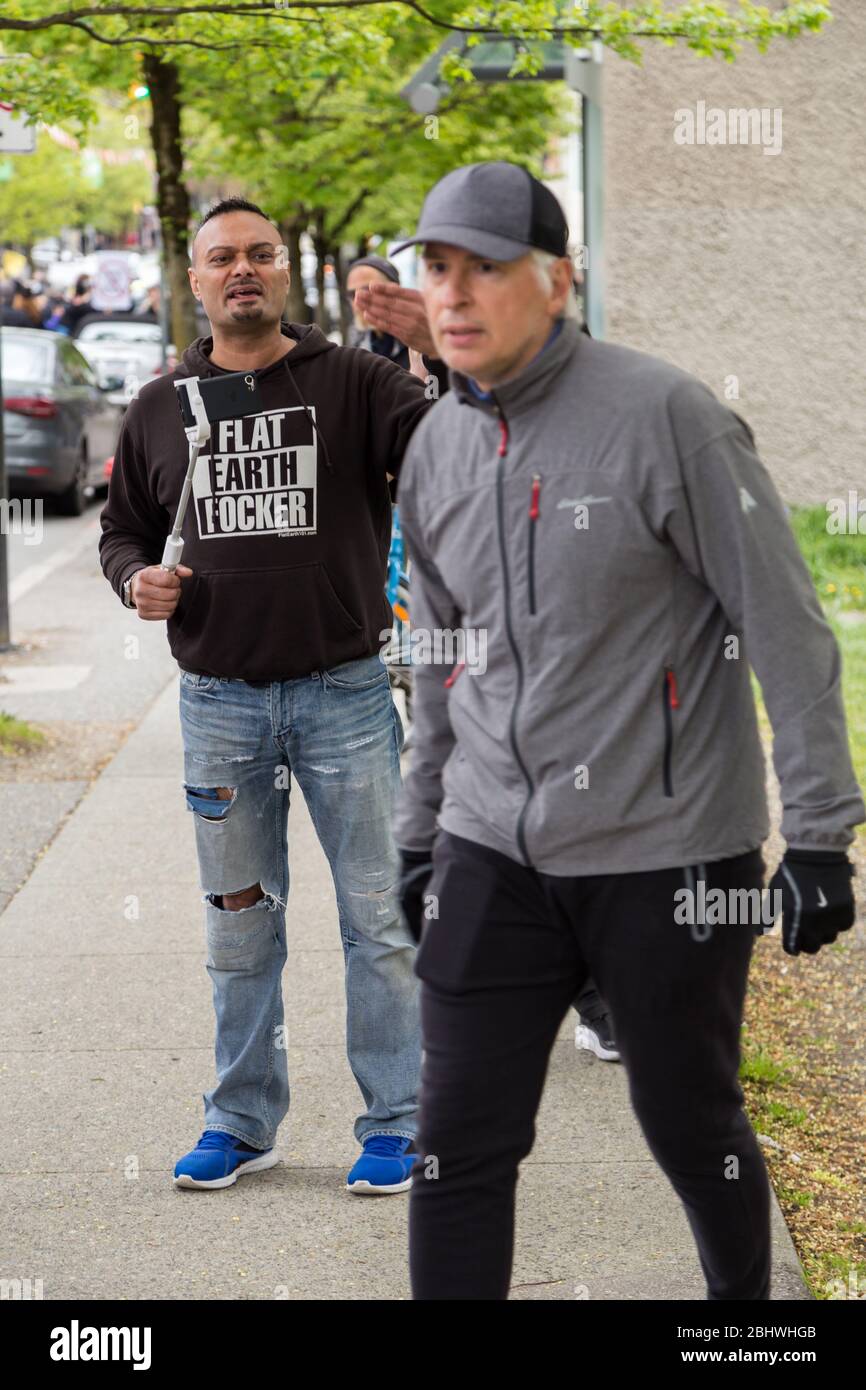 DOWNTOWN VANCOUVER, BC, KANADA - APR 26, 2020: Anti-Lockdown-Demonstranten marschieren in Trotz der Regierung verhängte Quarantäne-Maßnahmen, die ergriffen werden, um zu verlangsamen Stockfoto