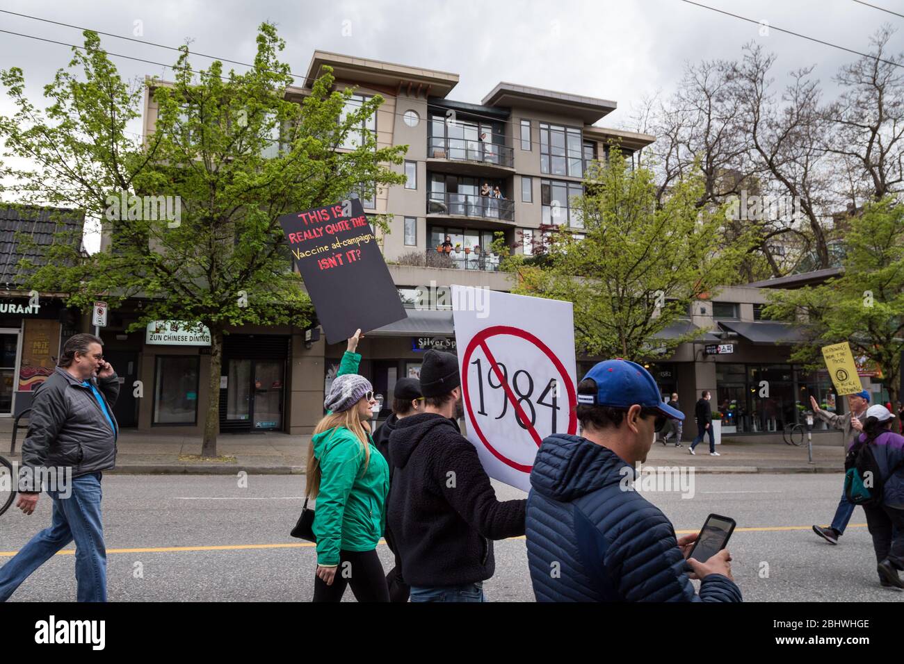 DOWNTOWN VANCOUVER, BC, KANADA - APR 26, 2020: Ein Antifa-Mitglied stört einen Anti-Lockdown-protestmarsch. Stockfoto