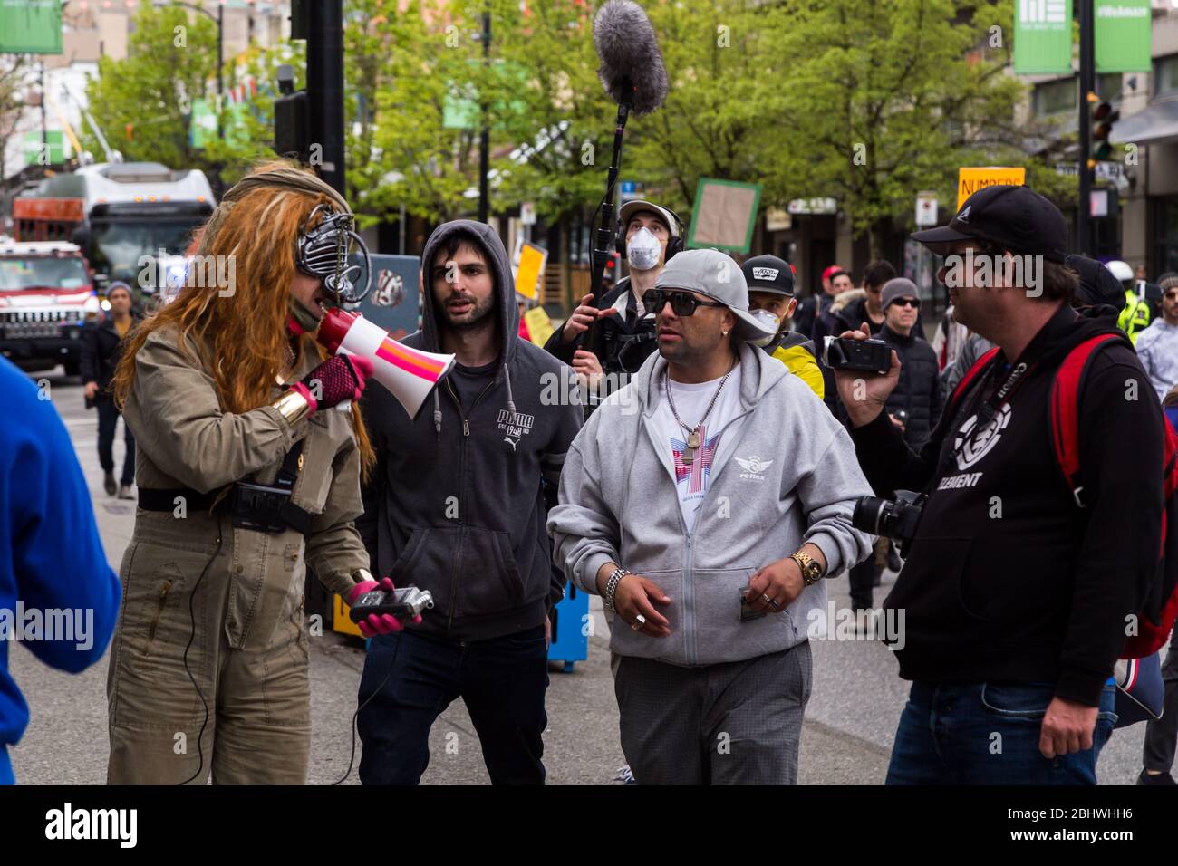 DOWNTOWN VANCOUVER, BC, KANADA - APR 26, 2020: Ein Antifa-Mitglied stört einen Anti-Lockdown-protestmarsch. Stockfoto