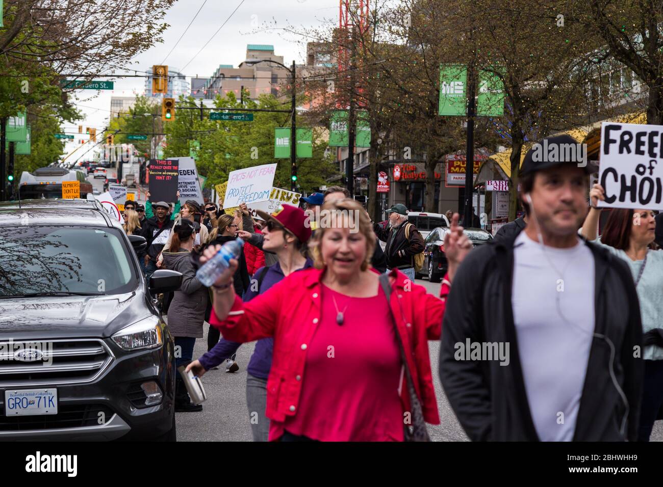 DOWNTOWN VANCOUVER, BC, KANADA - APR 26, 2020: Anti-Lockdown-Demonstranten marschieren in Trotz der Regierung verhängte Quarantäne-Maßnahmen, die ergriffen werden, um zu verlangsamen Stockfoto