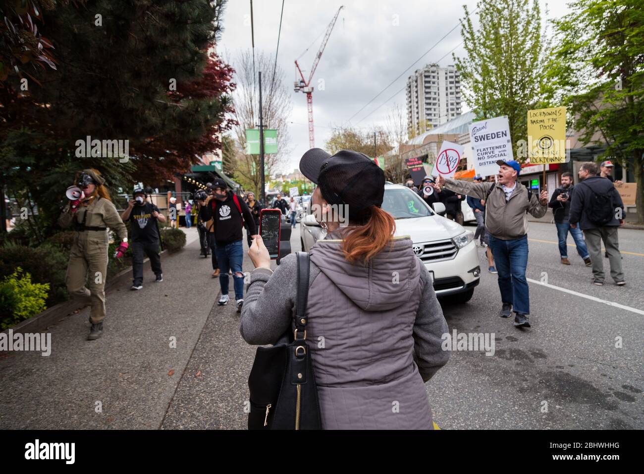 DOWNTOWN VANCOUVER, BC, KANADA - APR 26, 2020: Ein Antifa-Mitglied stört einen Anti-Lockdown-protestmarsch. Stockfoto