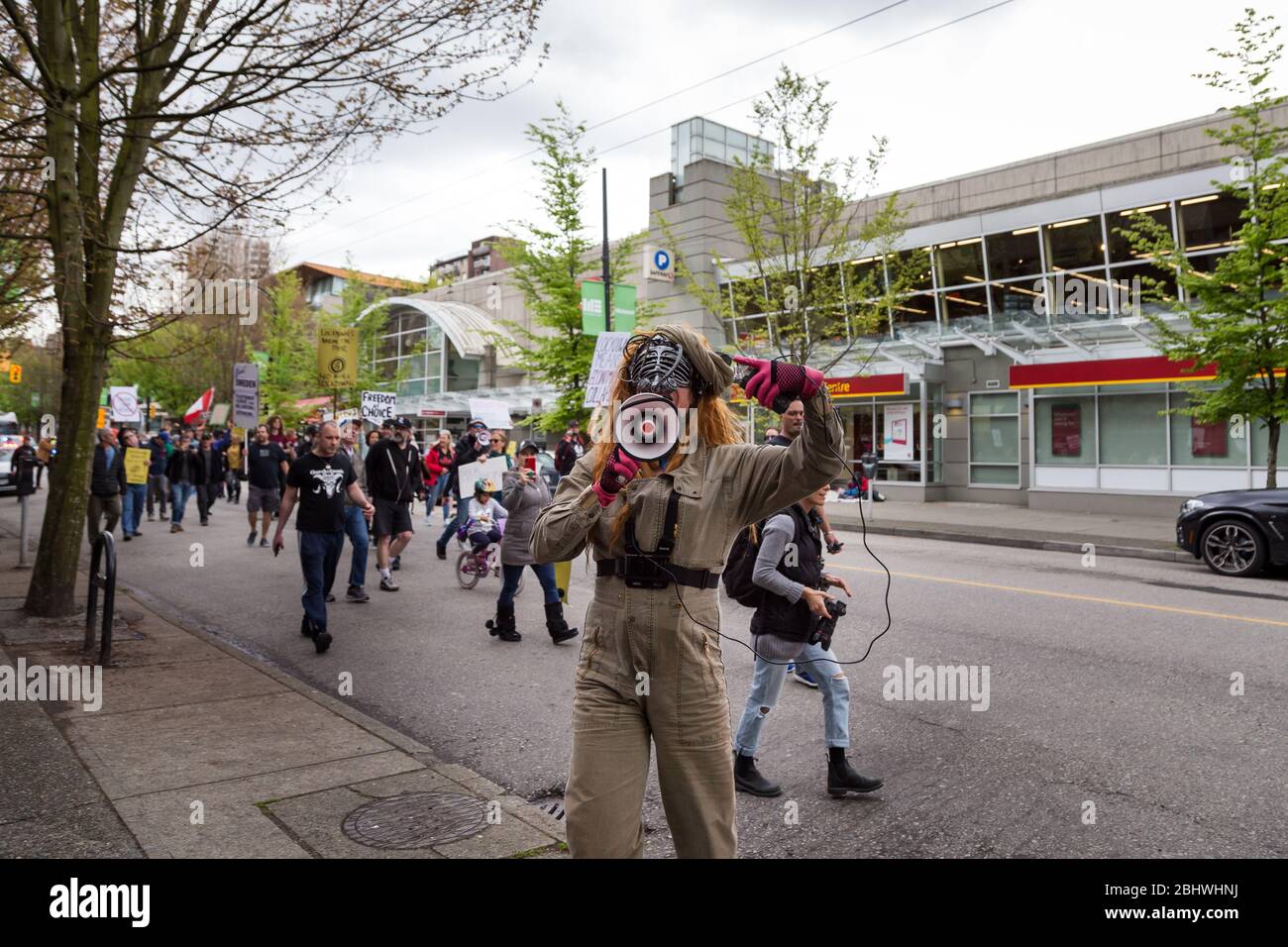 DOWNTOWN VANCOUVER, BC, KANADA - APR 26, 2020: Ein Antifa-Mitglied stört einen Anti-Lockdown-protestmarsch. Stockfoto