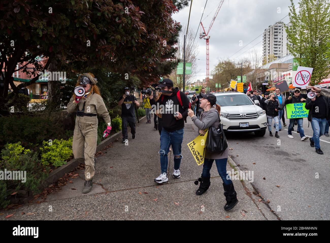 DOWNTOWN VANCOUVER, BC, KANADA - APR 26, 2020: Ein Antifa-Mitglied stört einen Anti-Lockdown-protestmarsch. Stockfoto