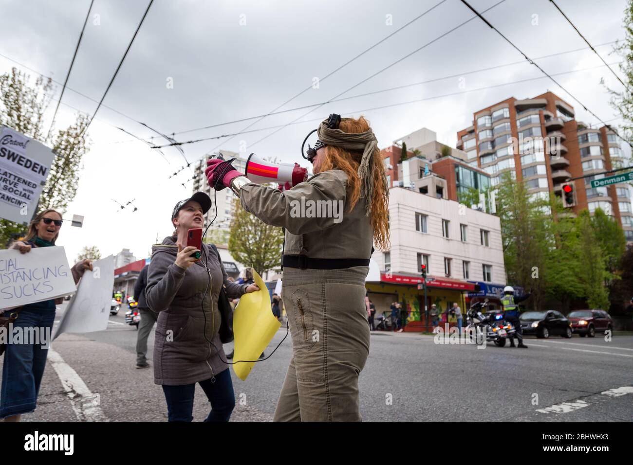 DOWNTOWN VANCOUVER, BC, KANADA - APR 26, 2020: Ein Antifa-Mitglied stört einen Anti-Lockdown-protestmarsch. Stockfoto