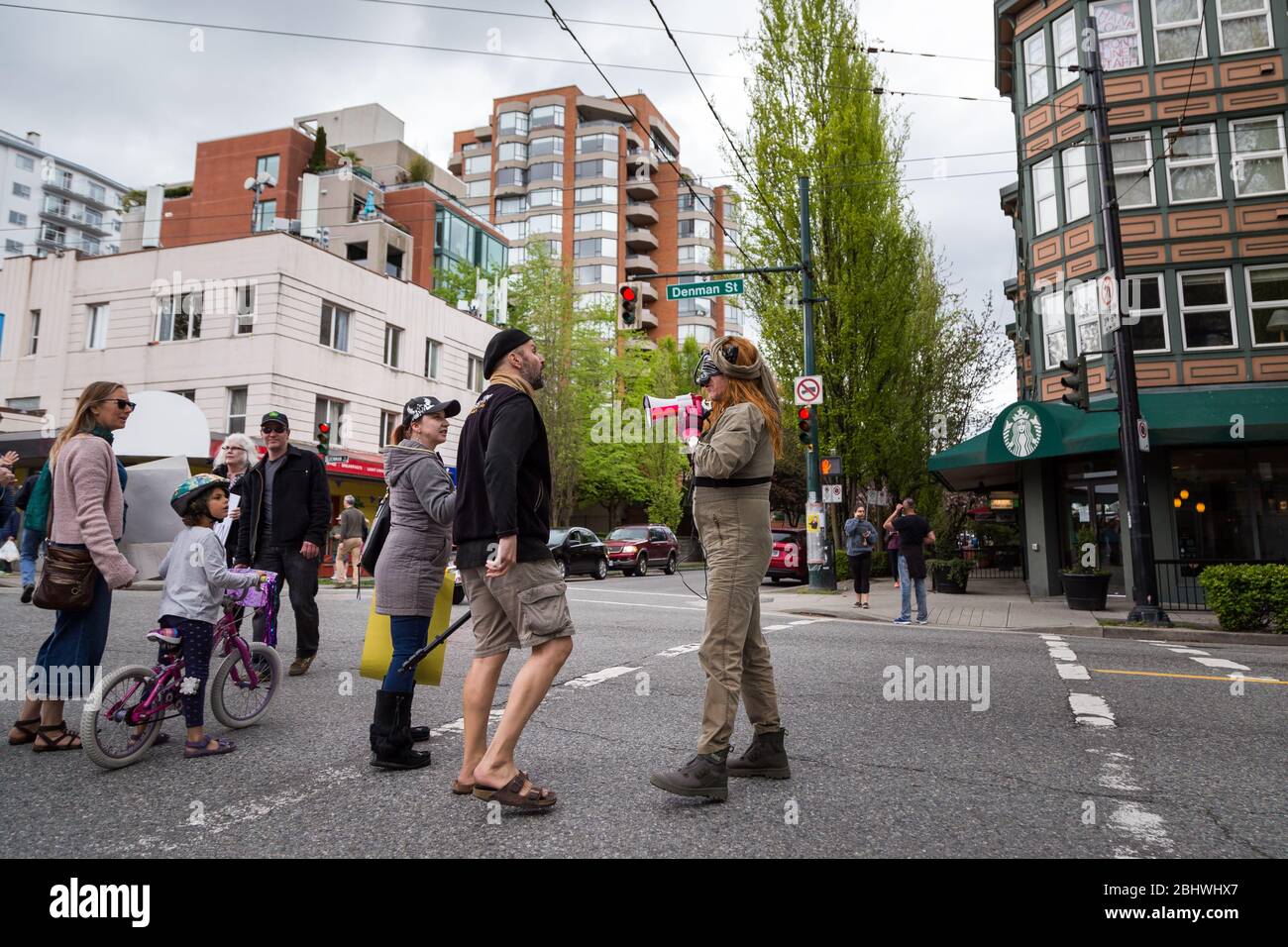 DOWNTOWN VANCOUVER, BC, KANADA - APR 26, 2020: Ein Antifa-Mitglied stört einen Anti-Lockdown-protestmarsch. Stockfoto