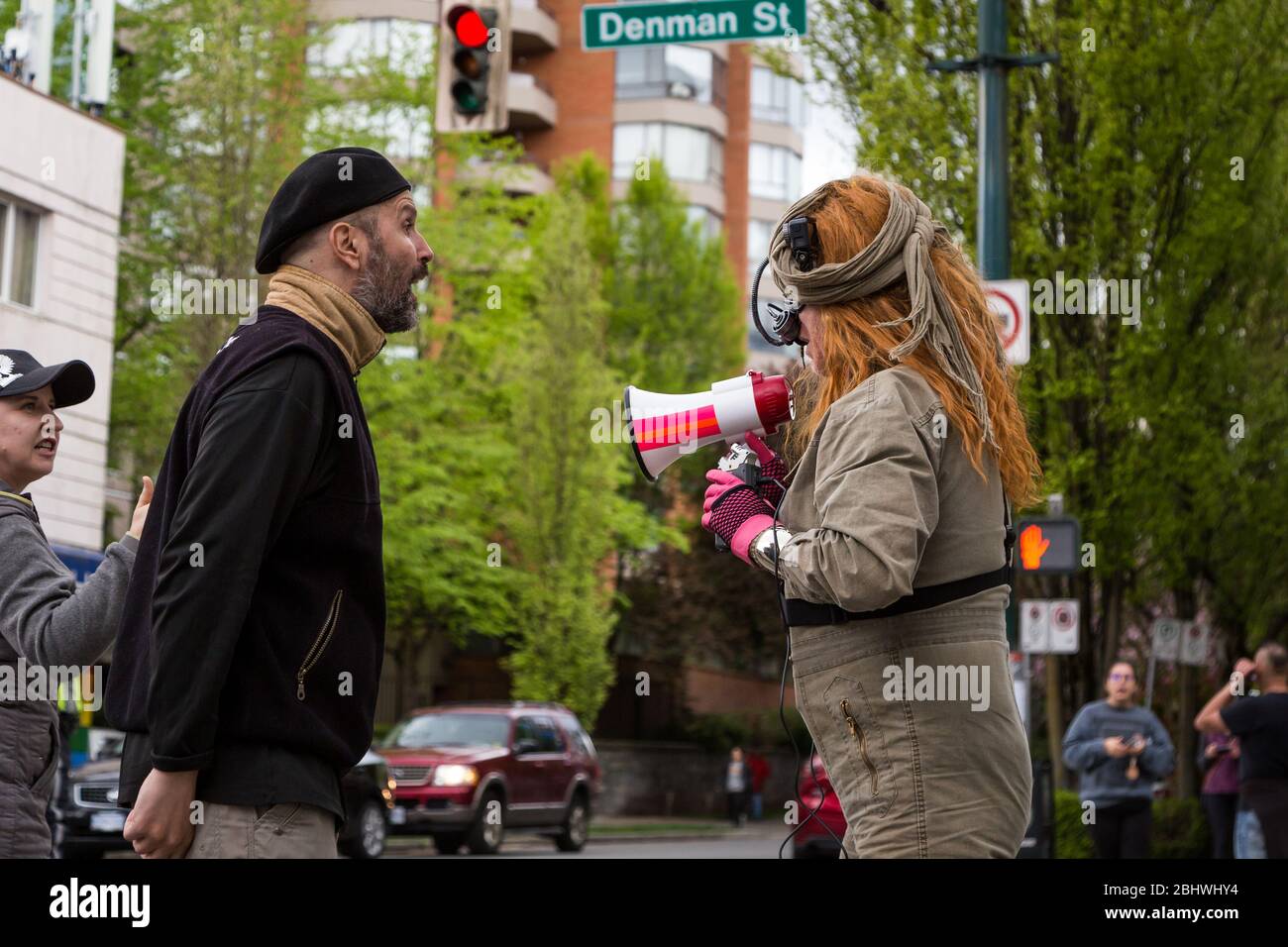 DOWNTOWN VANCOUVER, BC, KANADA - APR 26, 2020: Ein Antifa-Mitglied stört einen Anti-Lockdown-protestmarsch. Stockfoto