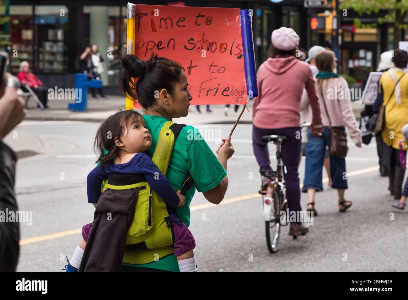 DOWNTOWN VANCOUVER, BC, KANADA - APR 26, 2020: Anti-Lockdown-Demonstranten marschieren in Trotz der Regierung verhängte Quarantäne-Maßnahmen, die ergriffen werden, um zu verlangsamen Stockfoto