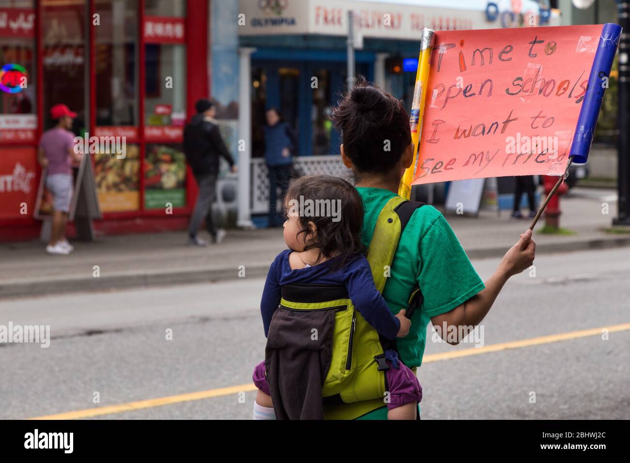 DOWNTOWN VANCOUVER, BC, KANADA - APR 26, 2020: Anti-Lockdown-Demonstranten marschieren in Trotz der Regierung verhängte Quarantäne-Maßnahmen, die ergriffen werden, um zu verlangsamen Stockfoto