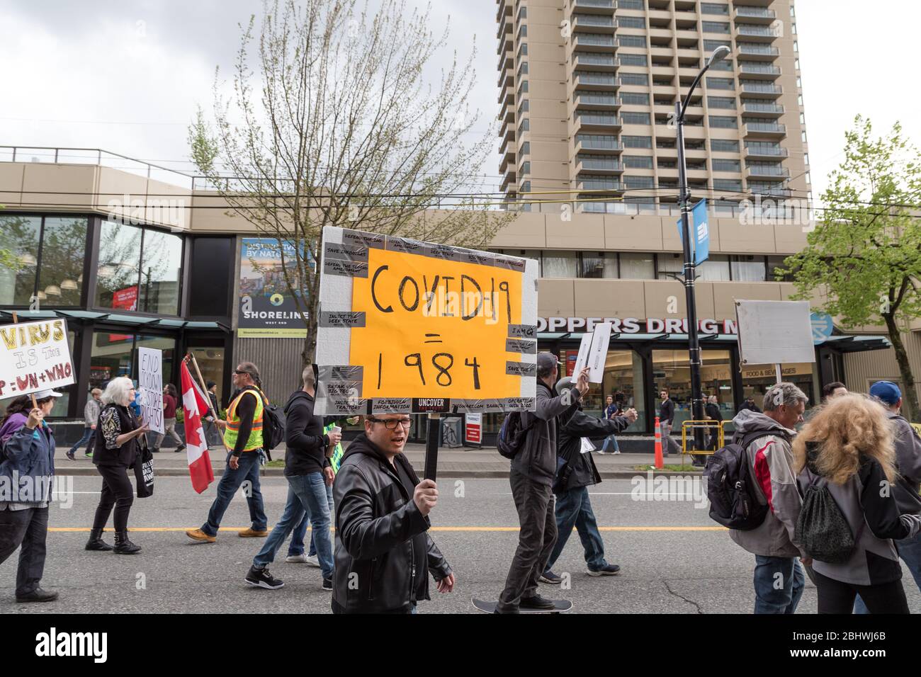 DOWNTOWN VANCOUVER, BC, KANADA - APR 26, 2020: Anti-Lockdown-Demonstranten marschieren in Trotz der Regierung verhängte Quarantäne-Maßnahmen, die ergriffen werden, um zu verlangsamen Stockfoto