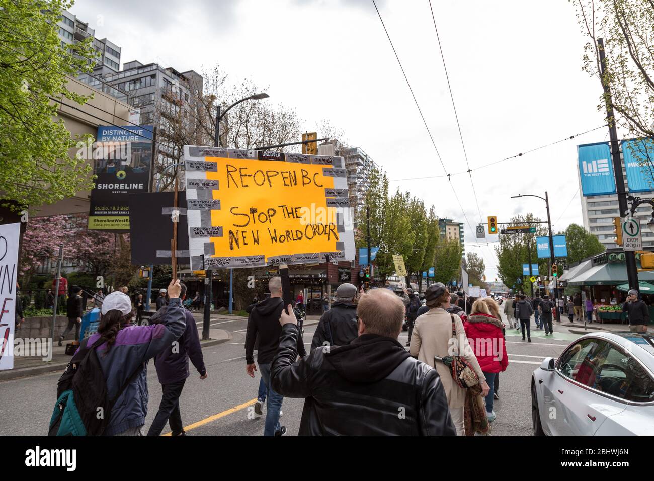 DOWNTOWN VANCOUVER, BC, KANADA - APR 26, 2020: Anti-Lockdown-Demonstranten marschieren in Trotz der Regierung verhängte Quarantäne-Maßnahmen, die ergriffen werden, um zu verlangsamen Stockfoto