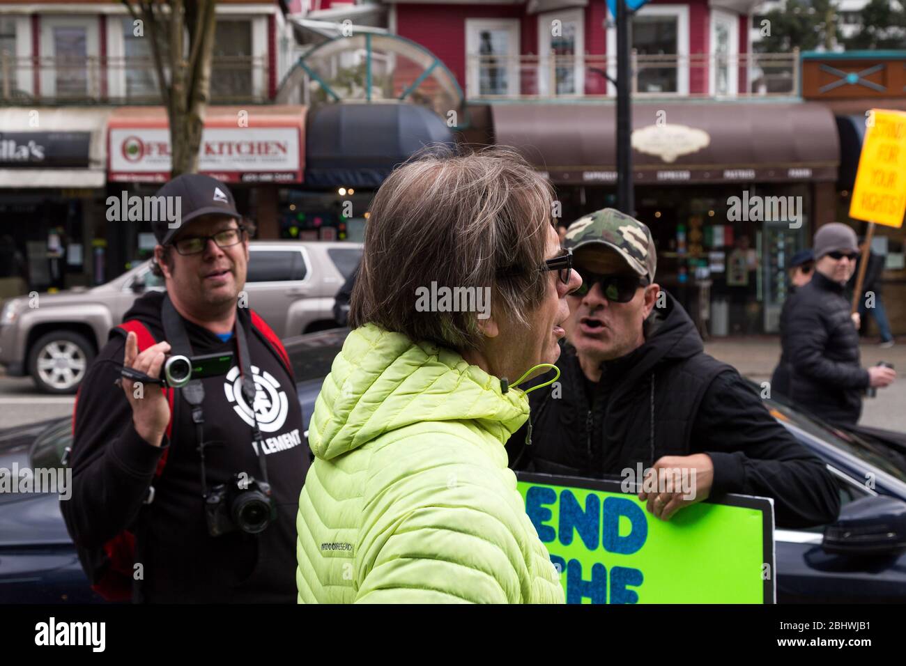 DOWNTOWN VANCOUVER, BC, KANADA - APR 26, 2020: Anti-Lockdown-Demonstranten marschieren in Trotz der Regierung verhängte Quarantäne-Maßnahmen, die ergriffen werden, um zu verlangsamen Stockfoto
