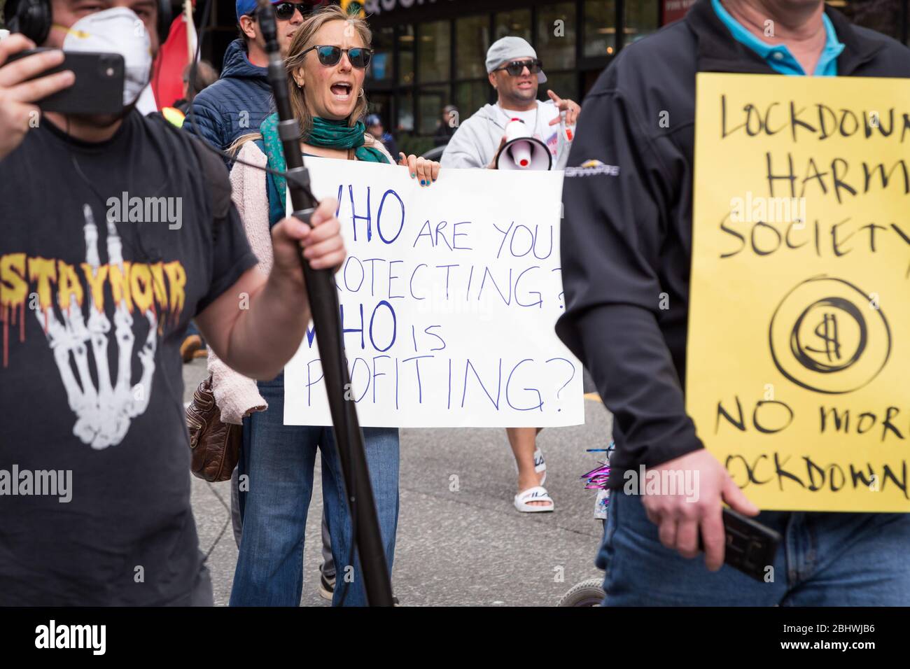 DOWNTOWN VANCOUVER, BC, KANADA - APR 26, 2020: Anti-Lockdown-Demonstranten marschieren in Trotz der Regierung verhängte Quarantäne-Maßnahmen, die ergriffen werden, um zu verlangsamen Stockfoto