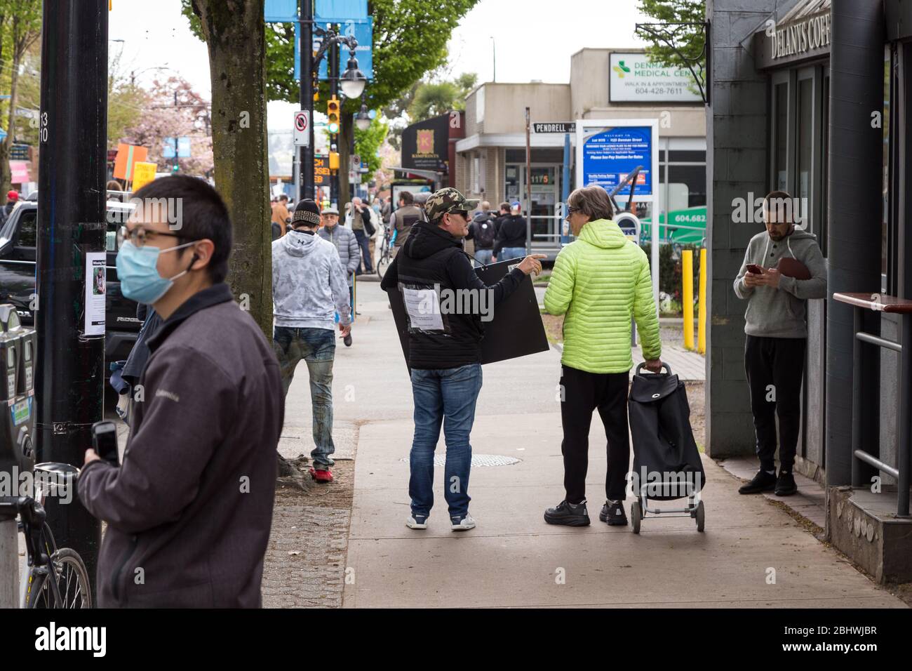 DOWNTOWN VANCOUVER, BC, KANADA - APR 26, 2020: Anti-Lockdown-Demonstranten marschieren in Trotz der Regierung verhängte Quarantäne-Maßnahmen, die ergriffen werden, um zu verlangsamen Stockfoto