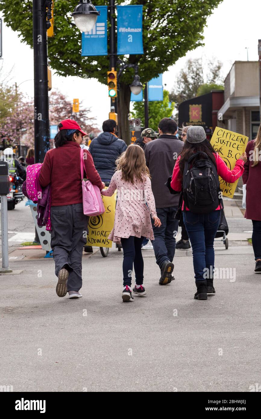 DOWNTOWN VANCOUVER, BC, KANADA - APR 26, 2020: Anti-Lockdown-Demonstranten marschieren in Trotz der Regierung verhängte Quarantäne-Maßnahmen, die ergriffen werden, um zu verlangsamen Stockfoto
