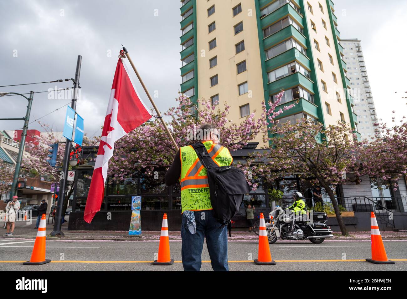 DOWNTOWN VANCOUVER, BC, KANADA - APR 26, 2020: Anti-Lockdown-Demonstranten marschieren in Trotz der Regierung verhängte Quarantäne-Maßnahmen, die ergriffen werden, um zu verlangsamen Stockfoto