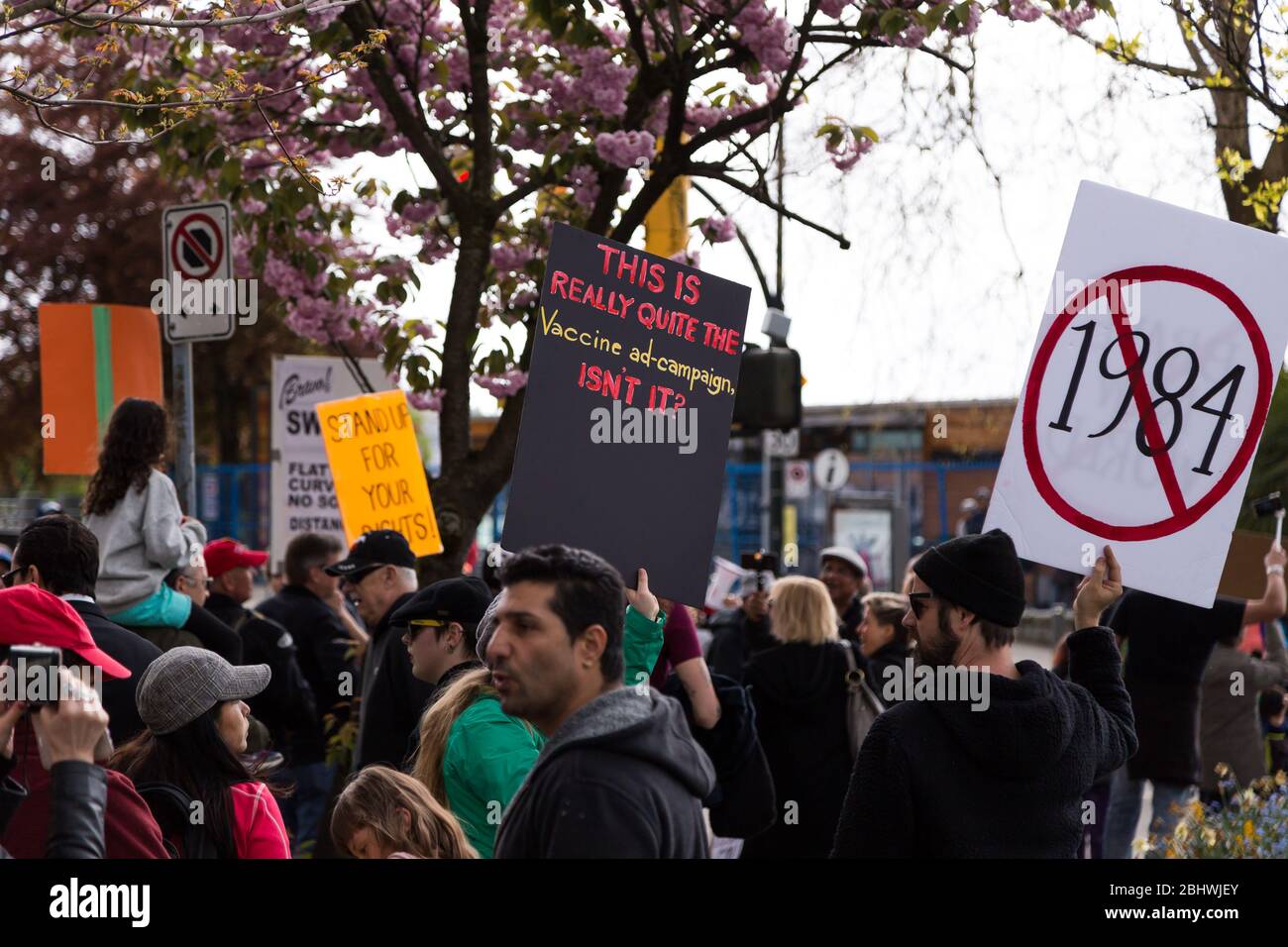 DOWNTOWN VANCOUVER, BC, KANADA - APR 26, 2020: Anti-Lockdown-Demonstranten marschieren in Trotz der Regierung verhängte Quarantäne-Maßnahmen, die ergriffen werden, um zu verlangsamen Stockfoto