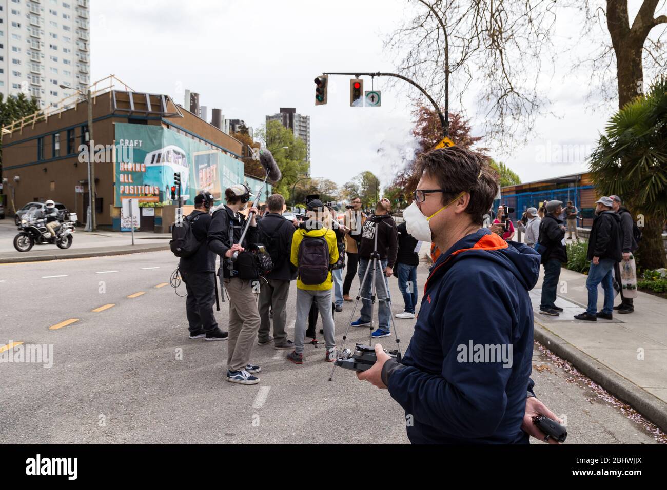 DOWNTOWN VANCOUVER, BC, KANADA - APR 26, 2020: Anti-Lockdown-Demonstranten marschieren in Trotz der Regierung verhängte Quarantäne-Maßnahmen, die ergriffen werden, um zu verlangsamen Stockfoto
