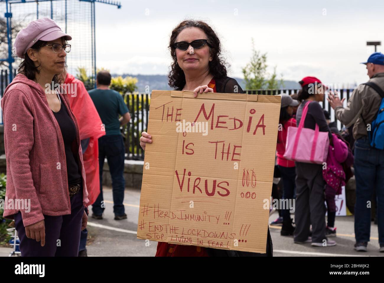 DOWNTOWN VANCOUVER, BC, KANADA - APR 26, 2020: Anti-Lockdown-Demonstranten marschieren in Trotz der Regierung verhängte Quarantäne-Maßnahmen, die ergriffen werden, um zu verlangsamen Stockfoto