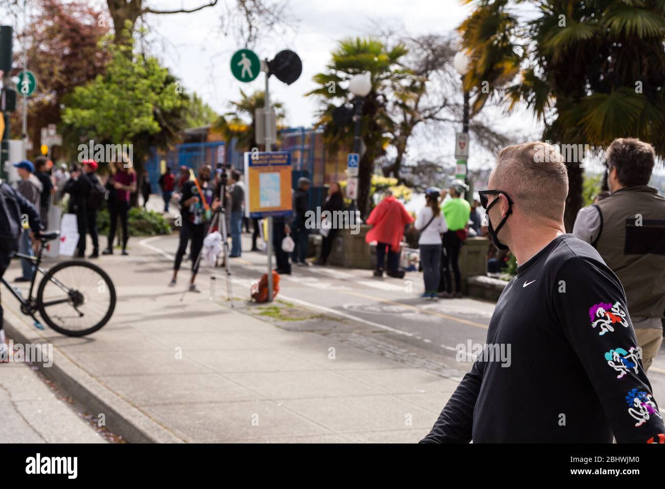 DOWNTOWN VANCOUVER, BC, KANADA - APR 26, 2020: Anti-Lockdown-Demonstranten marschieren in Trotz der Regierung verhängte Quarantäne-Maßnahmen, die ergriffen werden, um zu verlangsamen Stockfoto