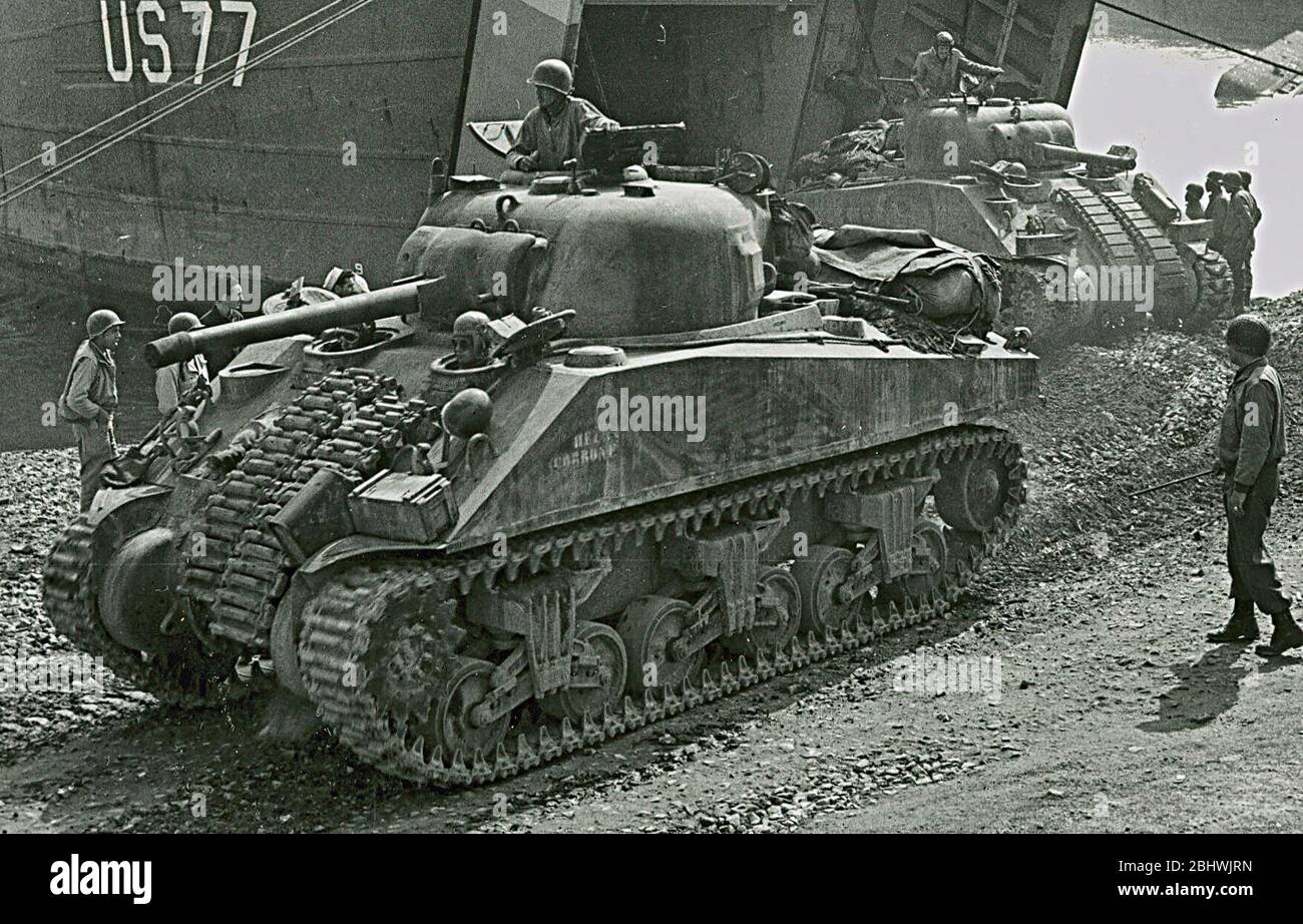 Panzer eines Panzerregiments werden von einem LST [US 77] im Hafen von Anzio [Italien] entbellen und den Truppen der Fünften Armee der USA [VI. Korps] auf dem Schnechelkopf zusätzliche Stärke verleihen Stockfoto