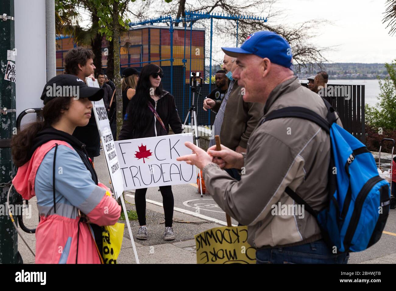 DOWNTOWN VANCOUVER, BC, KANADA - APR 26, 2020: Anti-Lockdown-Demonstranten marschieren in Trotz der Regierung verhängte Quarantäne-Maßnahmen, die ergriffen werden, um zu verlangsamen Stockfoto