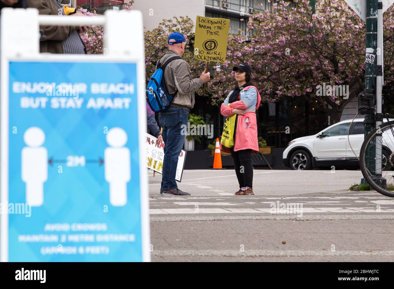 DOWNTOWN VANCOUVER, BC, KANADA - APR 26, 2020: Anti-Lockdown-Demonstranten marschieren in Trotz der Regierung verhängte Quarantäne-Maßnahmen, die ergriffen werden, um zu verlangsamen Stockfoto