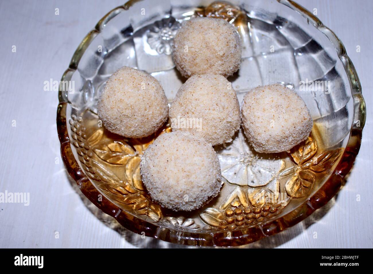 Sesamkügelchen oder til ke laddo und tilgul oder til gul laddu wurden in einer Schüssel für das Makar Sankranti Festival in Indien serviert Stockfoto