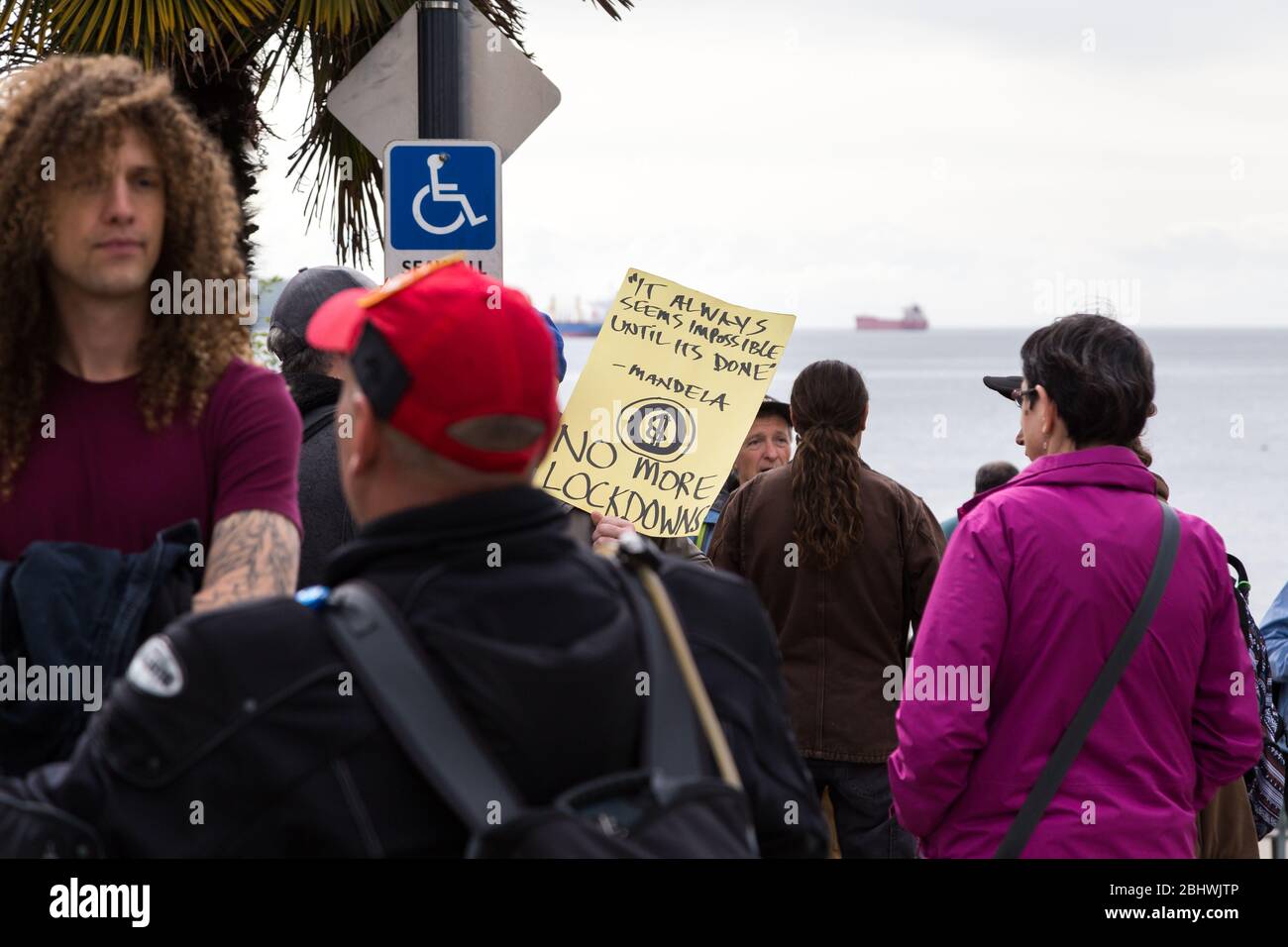 DOWNTOWN VANCOUVER, BC, KANADA - APR 26, 2020: Anti-Lockdown-Demonstranten marschieren in Trotz der Regierung verhängte Quarantäne-Maßnahmen, die ergriffen werden, um zu verlangsamen Stockfoto