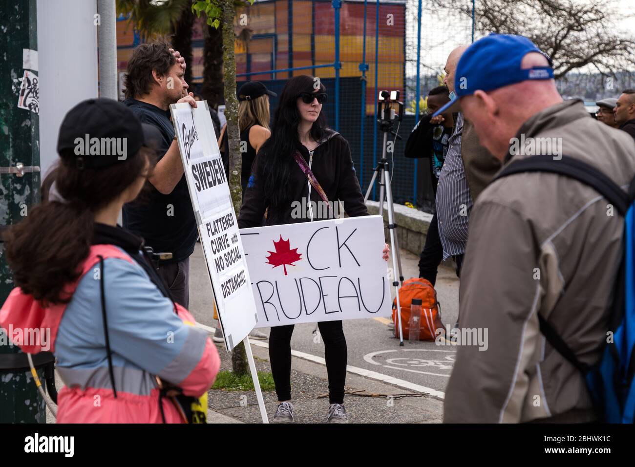 DOWNTOWN VANCOUVER, BC, KANADA - APR 26, 2020: Anti-Lockdown-Demonstranten marschieren in Trotz der Regierung verhängte Quarantäne-Maßnahmen, die ergriffen werden, um zu verlangsamen Stockfoto