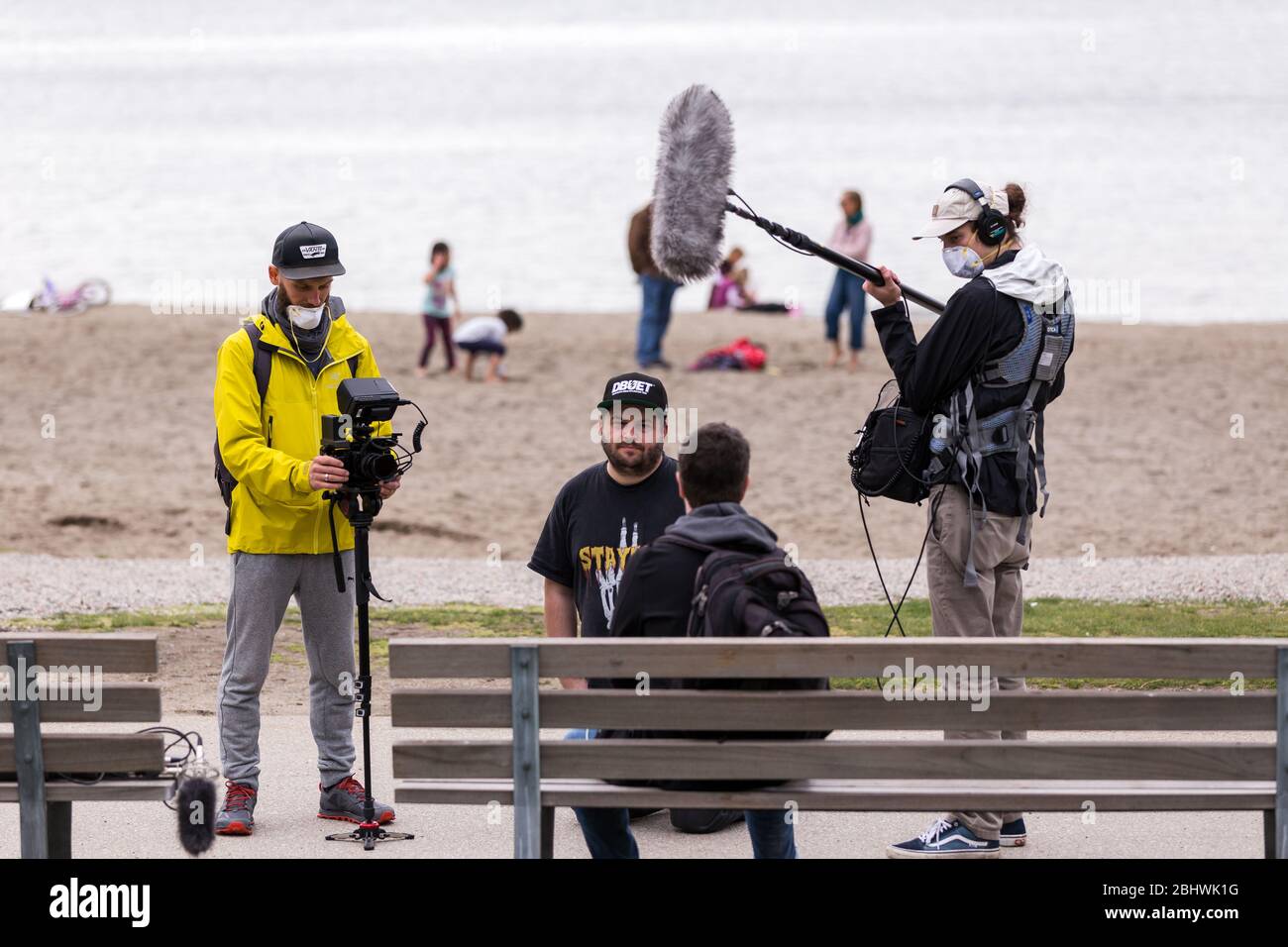 VANCOUVER, BC, KANADA - APR 26, 2020: Mitglieder der Presse interviewen Demonstranten in einem Anti-Lockdown-marsch. Stockfoto